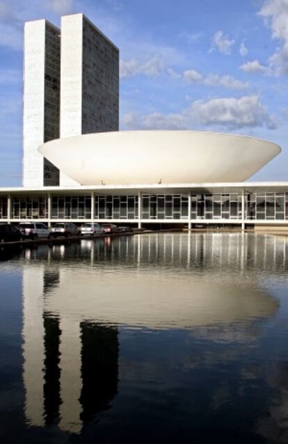 Congreso de Brasil, obra de Niemeyer del año 1960.