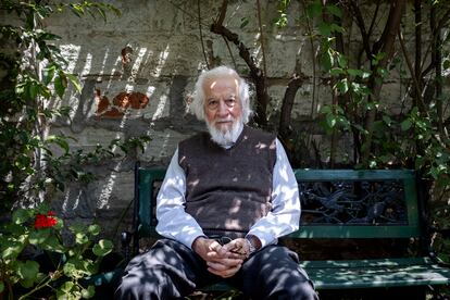 Gabriel Salazar, en el patio de su casa en La Reina, en la zona oriente de la capital chilena.