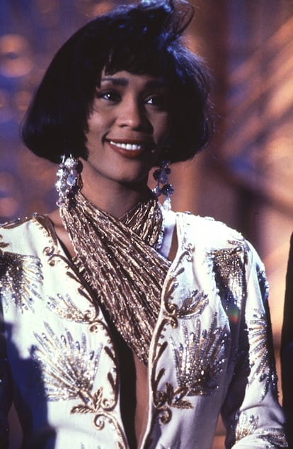 Whitney Houston en la escena de 'El guardaespaldas' en la que lucía un diseño de Victorio & Lucchino.