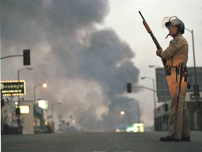 Un policía en el sur de Los Ángeles en el segundo día de disturbios, el 30 de abril de 1992.