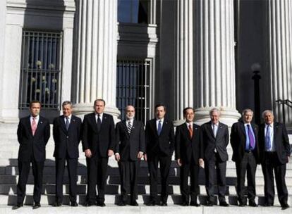 De izquierda a derecha, los gobernadores del G7 de Canadá y Francia; los presidentes del Bundesbank, la Reserva Federal de EE UU, Banco Central Italiano, Banco Central de Japón, Banco Central de Inglaterra y Banco Central Europeo, y el director general del Fondo Monetario Internacional (FMI), tras su reunión en Washington.