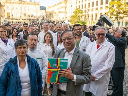 El presidente de Colombia, Gustavo Petro, sostiene el texto del proyecto de la reforma a la Salud, en Bogotá, el 13 de febrero de 2023.
