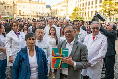 El presidente de Colombia, Gustavo Petro, sostiene el texto del proyecto de la reforma a la Salud