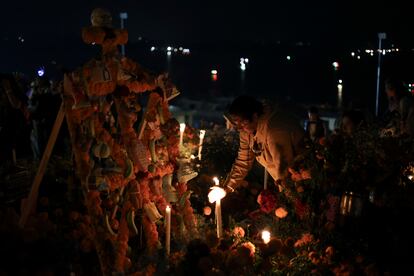 Habitantes de la Isla de Janitzio, en Michoacán, acuden a las tumbas de sus seres queridos el Día de muertos, la madrugada del 2 de noviembre de 2024.