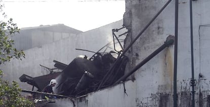 Un bombero trabaja entre los restos de la almazara de Moraleja (C&aacute;ceres). 