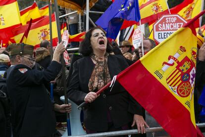 "En 100 días tenemos tres elecciones en las que podemos pasar de estas plazas a las urnas, la España de los balcones debe pasar a las urnas", ha proclamado Casado, que ha denunciado la "rendición socialista" y los "tratos bajo la mesa" que, a su juicio, ha desarrollado el Gobierno de Pedro Sánchez. En la imagen, una manifestante grita consignas contra el Gobierno durante la lectura de los manifiestos en la plaza de Colón de Madrid.