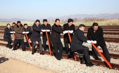 Oficiales norcoreanos y surcoreanos conectan las vías del tren durante una ceremonia simbólica celebrada para marcar la inauguración del proyecto de modernización y reconexión por vía ferroviaria y por carretera de los dos países, en Kaesong (Corea del Norte).