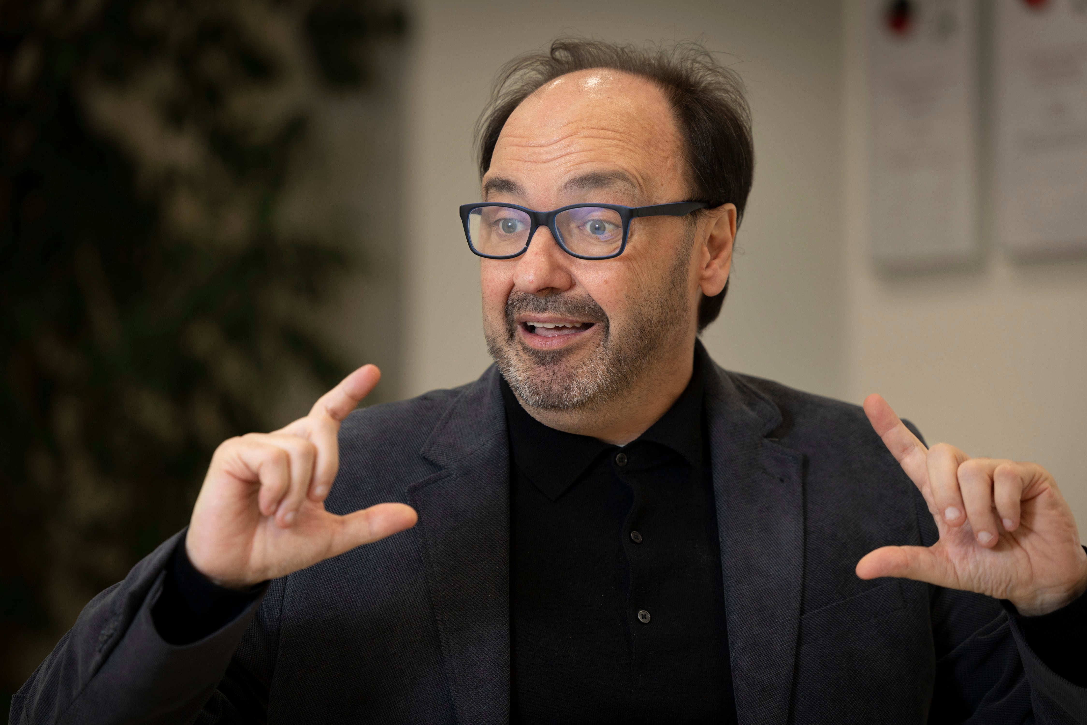 Pepe Serra, durante un momento de la entrevista en su despacho.