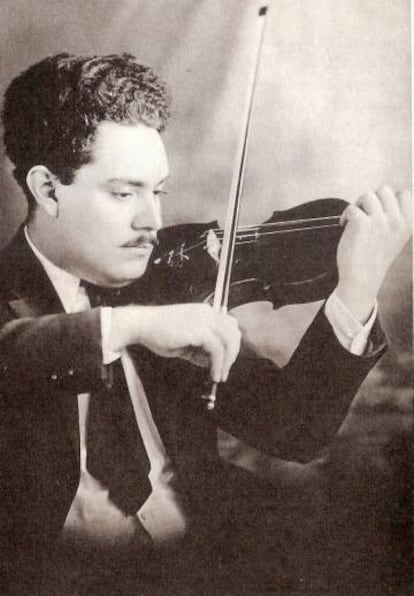 Silvestre Revueltas toca el violín en San Antonio, Texas, en 1920.