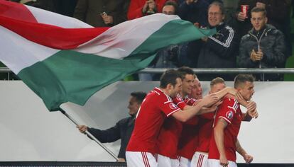 Priskin es rodeado por sus compañeros después de marcar el primer gol a Noruega en el partido de vuelta de la repesca (2-1). Hungría estará en Francia para disputar la Eurocopa, torneo que no juega desde 1972.