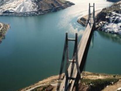 Puente Fern&aacute;ndez Casado, en el trazado de la AP-66 (Aucalsa), que opera It&iacute;nere.