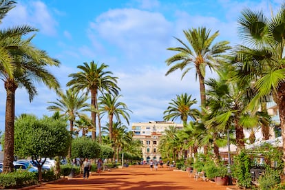 El paseo de Jacint Verdaguer de Lloret de Mar y, al fondo, el Ayuntamiento de la localidad gerundense. 