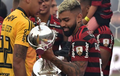 Gabriel Barbosa, con la Copa Libertadores.