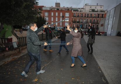 Un grupo de salseros baila en rueda cubana en Madrid.