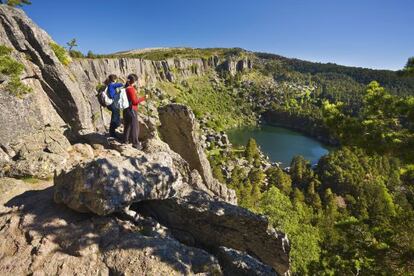 Dos excursionistas contemplan la Laguna Negra, en la sierra de Urbi&oacute;n (Soria).