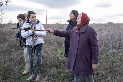 Uliana, nacida en 1927, muestra el lugar de la ejecución en masa en Voznesensk, en Ucrania, en noviembre de 2019.