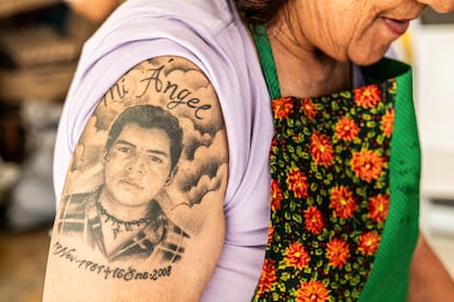 Doris Tejada muestra el tatuaje de su hijo Oscar Alexander Morales Tejada.