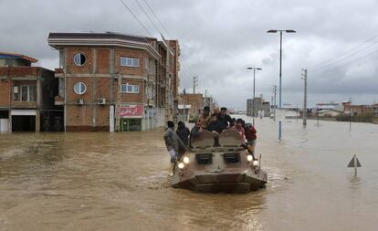 Vehículos militares rescatan a las personas afectadas por las inundaciones en la ciudad norteña de Aq Qala (Irán), el 25 de marzo de 2019. La televisión estatal iraní informó el lunes que las inundaciones repentinas en el sur de Irán ocasionaron un saldo de al menos 17 fallecidos y otras decenas de heridos. Las provincias del norte de Golestan y Mazandaran han estado luchando contra las inundaciones durante más de una semana, y cinco personas han muerto, según el canal estatal de televisión Press.