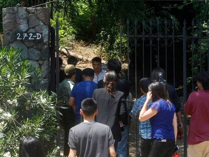 Chilenos en la puerta de la casa familia de Nicanor Parra, este martes tras la muerte del poeta. 