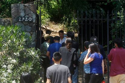 Chilenos en la puerta de la casa familia de Nicanor Parra, este martes tras la muerte del poeta.