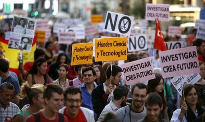 Protesta contra los recortes a la investigación en la Gran Vía de Madrid