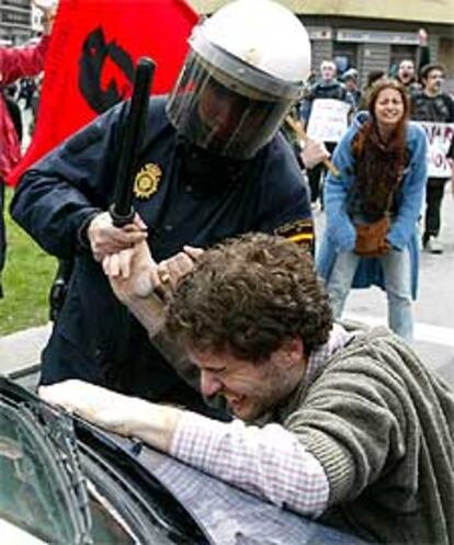 La policía nacional ha intervenido en la manifestación que ha recorrido las calles de Salamanca para evitar una sentada de los estudiantes en la plaza de España.