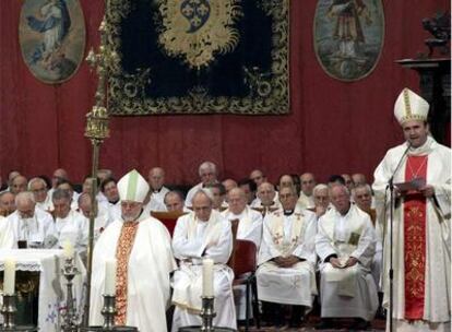 El obispo José Ignacio Munilla (a la derecha) preside un acto religioso en Palencia.