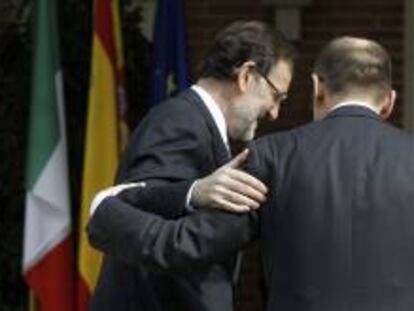 El presidente del Gobierno, Mariano Rajoy (i), saluda al nuevo primer ministro italiano, Enrico Letta, momentos antes de la reunión que han mantenido esta tarde en el Palacio de la Moncloa.