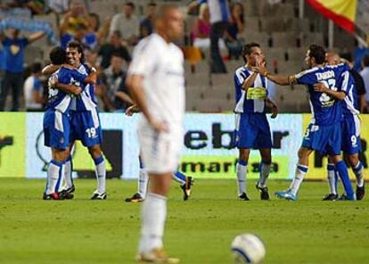 Los jugadores del Espanyol celebran su triunfo, con Ronaldo en primer término.