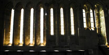 En el refectorio comían los monjes benedictinos. Las paredes laterales, abiertas con estrechas ventanas invisibles desde la entrada.