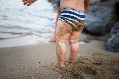 Un niño se baña en la playa.