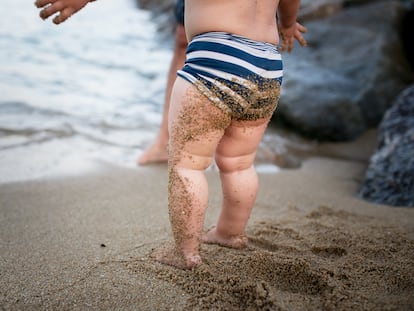 Un niño se baña en la playa.