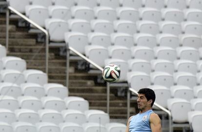 Luis Suárez cabecea durante un entrenamiento.