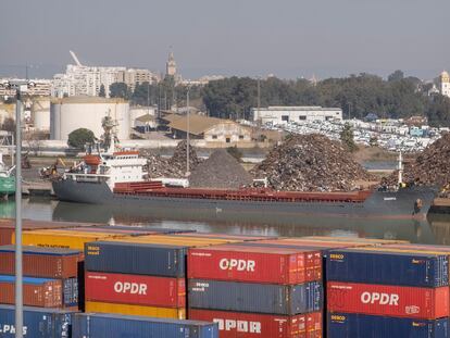 El buque 'Dakota', atracado en el Puerto de Sevilla cargado de residuos peligrosos de Montenegro, el pasado febrero.