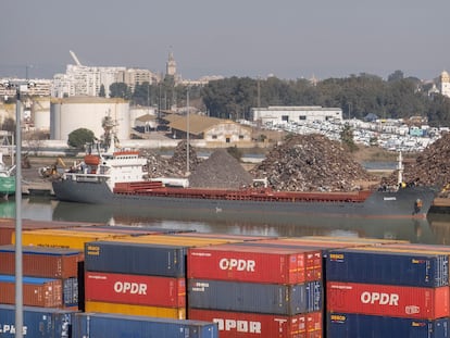 El buque 'Dakota', atracado en el Puerto de Sevilla cargado de residuos peligrosos de Montenegro, el pasado febrero.