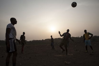 Los chicos del Club del Norte, como se hacen llamar aquellos que asisten al entrenamiento de fútbol todas las tardes, entrenan mientras atardece en Old Fadama.