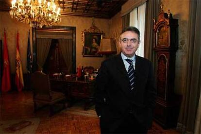 El presidente de Navarra, Miguel Sanz, en su despacho de la sede del Gobierno foral.