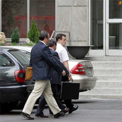 Representantes del sindicato de pilotos SEPLA se dirigen a la sede de Iberia en Madrid.