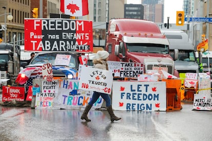 Una calle del centro de Ottawa bloqueada por camiones, este viernes.