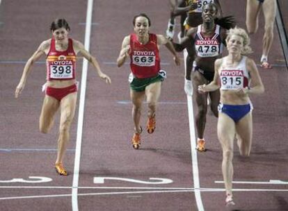 Mayte Martínez, por la calle tres, entra tras la rusa Svetlana Klyuka en su semifinal de 800 metros.