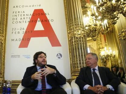 El ministro de Cultura argentino, Pablo Avelluto, en el centro de la imagen, junto al el presidente ejecutivo de IFEMA, Clemente González, a laderecha, y el embajador argentino en España, Federico Ramón Puerta, a la izquierda, durante la presentación de la XXXVI edición de la feria de arte contemporáneo Arco Madrid, que se abrirá el 22 de febrero con Argentina como país invitado y la participación de 200 galerías.