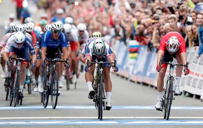 Sagan, en el centro, se impone a Kristoff, a la derecha, por un cuarto de rueda.