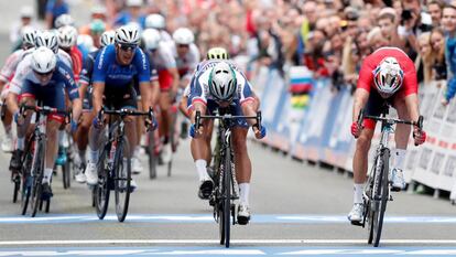 Sagan, en el centro, se impone a Kristoff, a la derecha, por un cuarto de rueda.