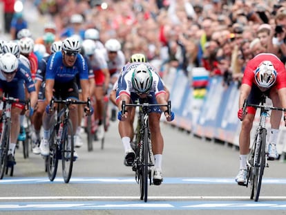 Sagan, en el centro, se impone a Kristoff, a la derecha, por un cuarto de rueda.