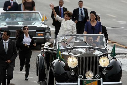 En una de las pausas de las intensas lluvias, Rousseff pudo pasear con el coche al descubierto, acompañada de su hija, para saludar a los seguidores que acudieron a su toma de posesión.