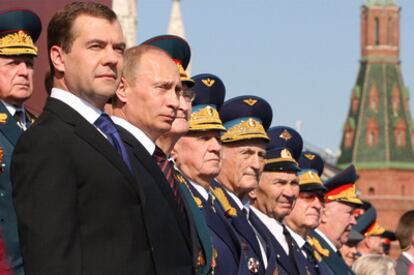 Medvédev (izquierda) y Putin asisten junto con veteranos de la II Guerra Mundial a un desfile en mayo pasado en Moscú.