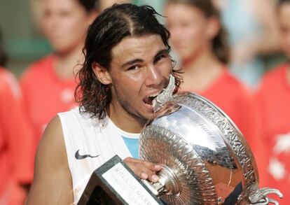 Nadal muerde el trofeo de Roland Garros 2007 tras vencer a Federer. El tenista manacorí ganó 6-3, 4-6, 6-3, 6-4.