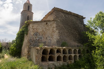 Nichos abiertos del cementerio de Marmellar (Tarragona).