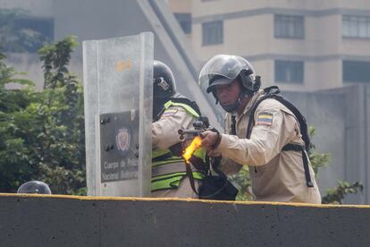 Efectivos de la Policía Nacional Bolivariana (PNB) dispersan una manifestación de opositores al gobierno de Nicolás Maduro, en Caracas (Venezuela).