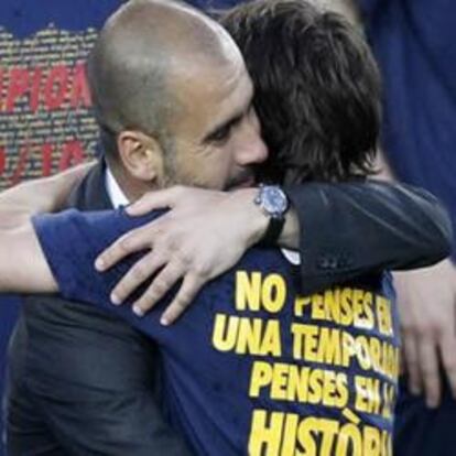 Pep Guardiola celebra el título de la Liga con sus jugadores.